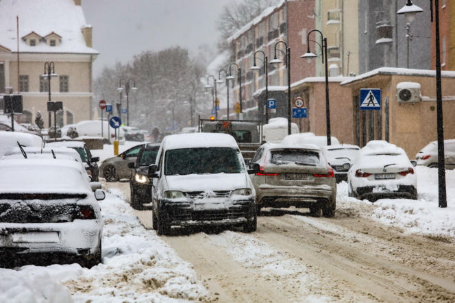 Ostróda w centrum śnieżycy. Burmistrz nocą ratował ludzi. Kierowcy nocowali w urzędzie