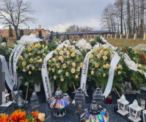 Dramat w Wadowicach Górnych. Grób  młodego chłopaka tonie w kwiatach [ZDJĘCIA]