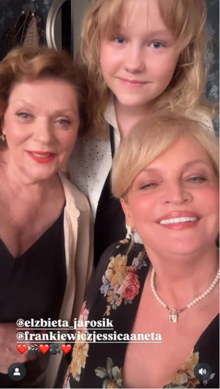 Barwy szczęścia na planie. Emilka (Jessica Frankiewicz), Józefina (Elżbieta Jarosik), Małgorzata (Adrianna Biedrzyńska)