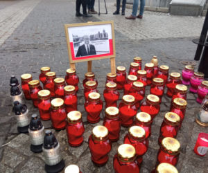 Grudziądzanie ustawiają serce dla Pawła Adamowicza w drugą rocznicę śmierci