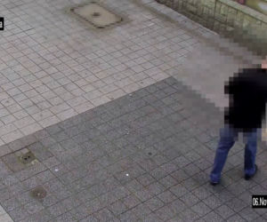 Wyżebrała jedzenie i wyrzuciła do śmieci