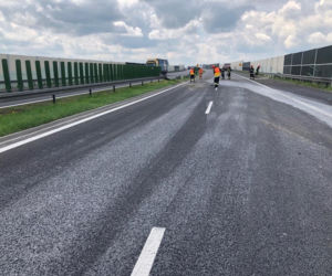 Wypadek na A4. Kierowcy jechali pod prąd korytarzem życia!