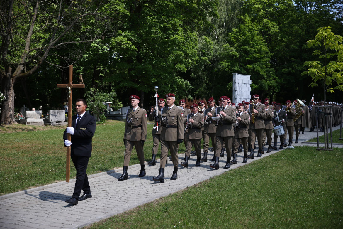 Jan A.P. Kaczmarek został pochowany na cmentarzu Rakowickim. Tłumy pożegnały wybitnego kompozytora