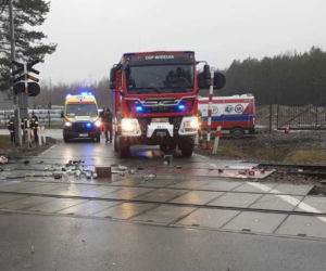 Widełka. Groźny wypadek na przejeździe kolejowym! Samochód zderzył się z szynobusem 