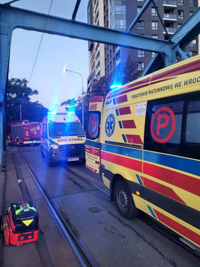 Taksówka zawisła nad Odrą