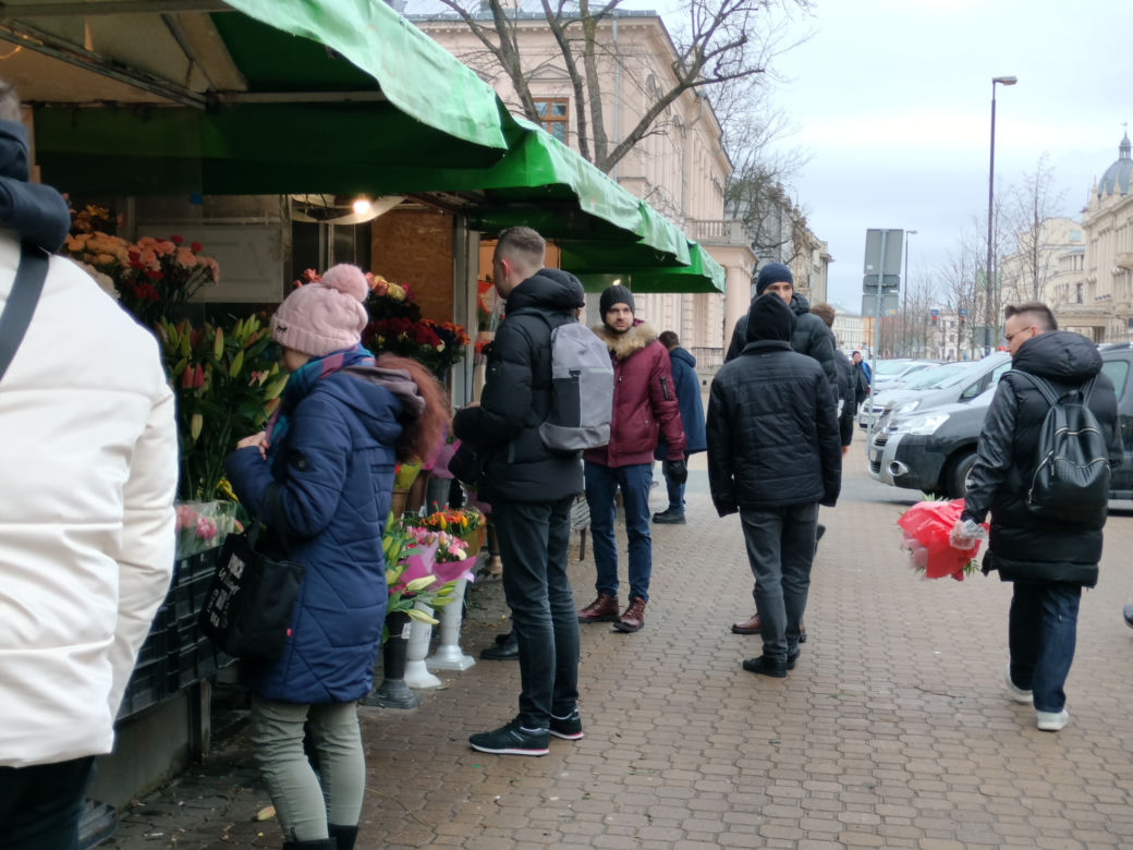 W Lublinie przed stoiskami z kwiatami długie kolejki. Sprawdziliśmy, jakie są ceny