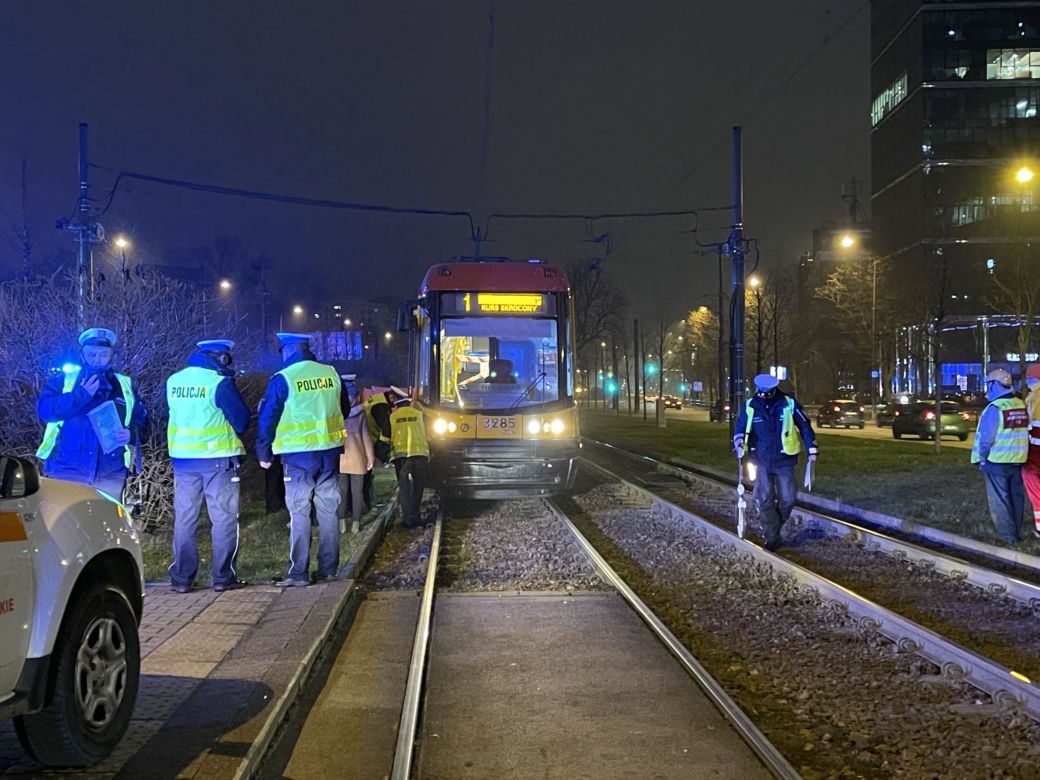 Tragedia w centrum Warszawy! Tramwaj przejechał kobietę. Nie żyje 
