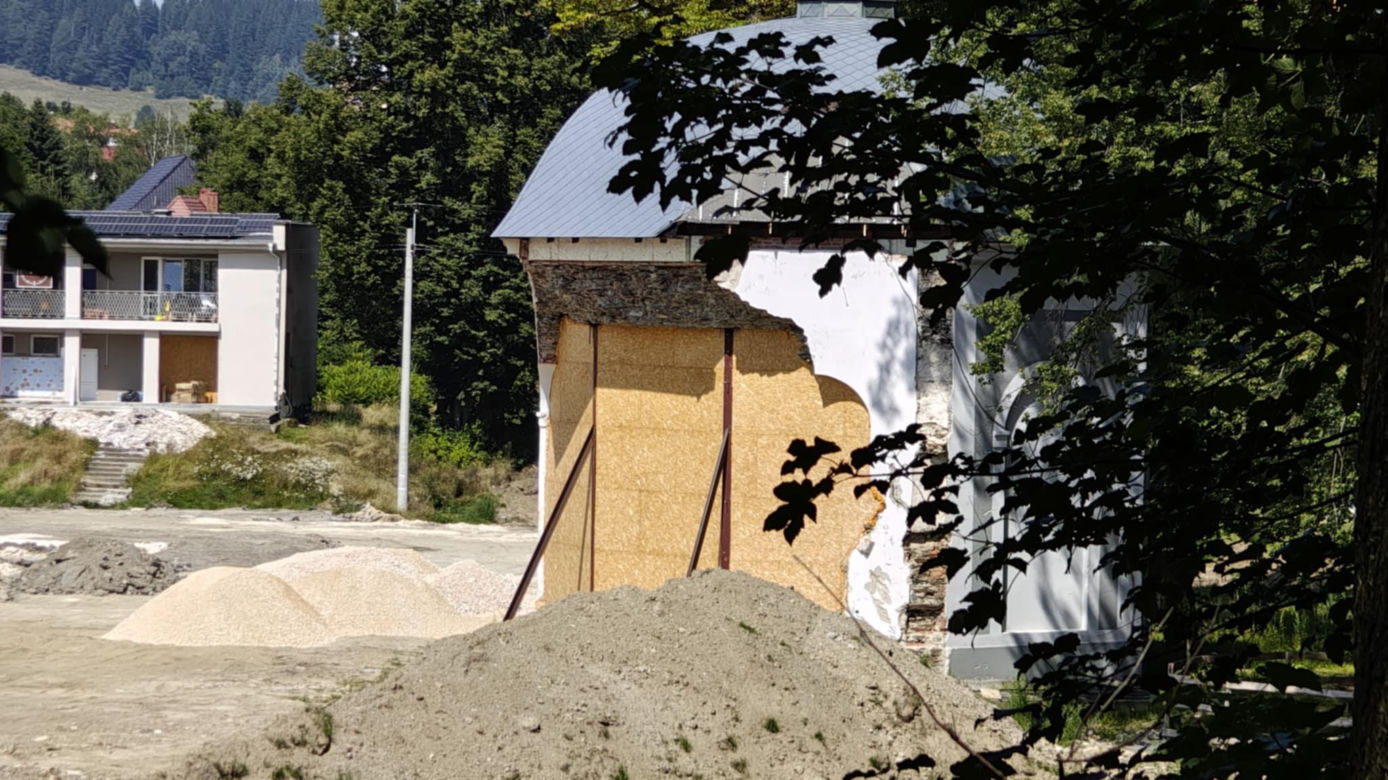 Stronie Śląskie niemal rok po powodzi. Jak wygląda dziś miejsce, gdzie pękła tama? 