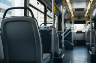 Atak słowny w autobusie. Jak zakończyła się sprawa młodych agresorów?