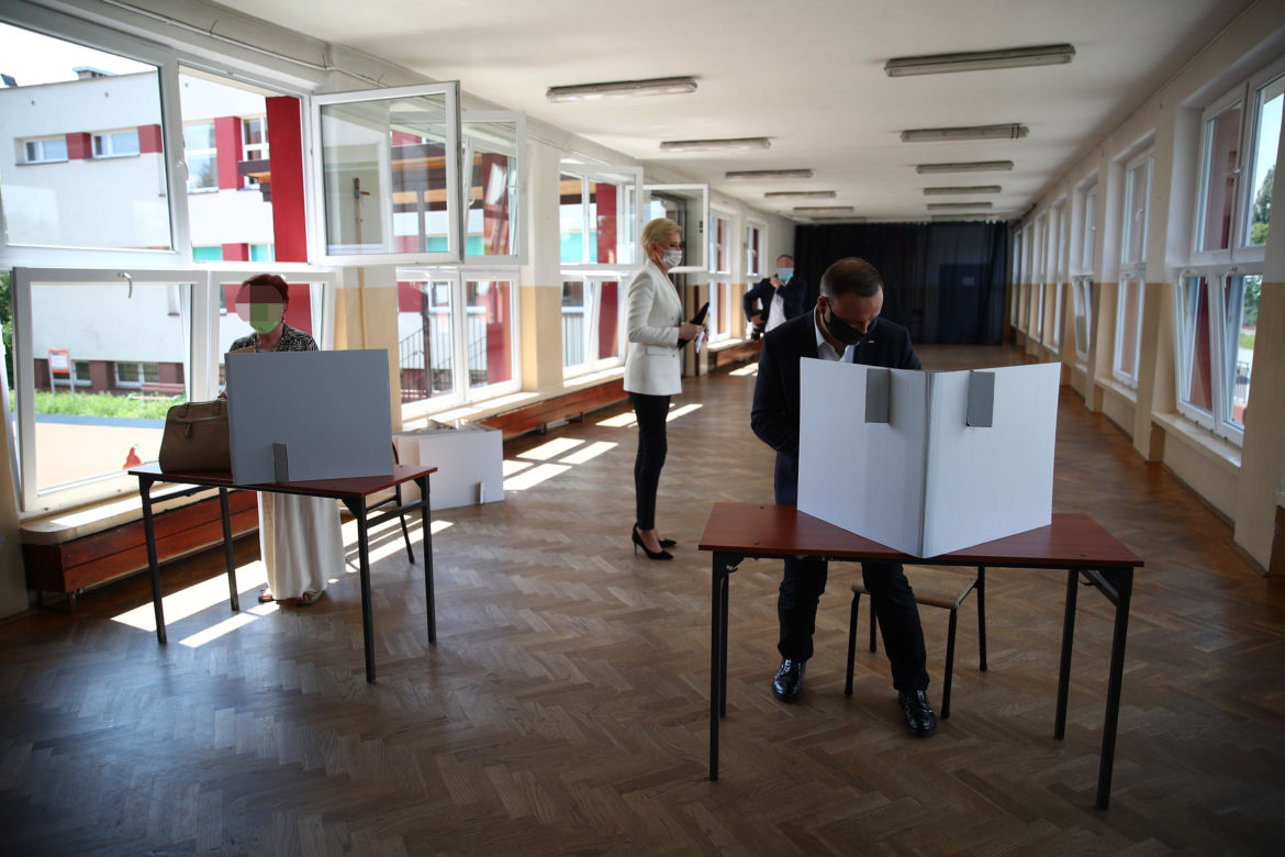 Wybory 2020 Andrzej Duda wraz z elegancką małżonką w komisji wyborczej oddali głosy