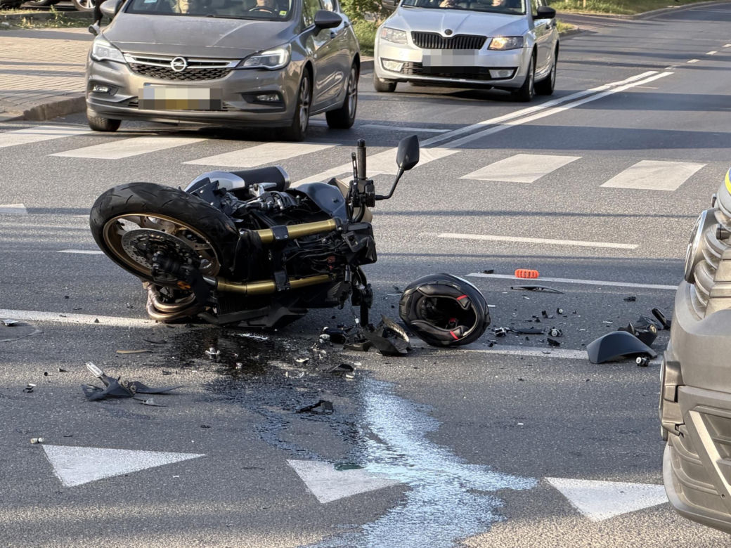 36-latek w BMW nie ustąpił motocykliście. 59-latek wylądował w szpitalu