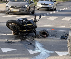 36-latek w BMW nie ustąpił motocykliście. 59-latek wylądował w szpitalu