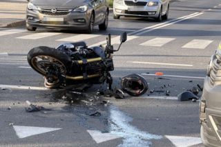 36-latek w BMW nie ustąpił motocykliście. 59-latek wylądował w szpitalu