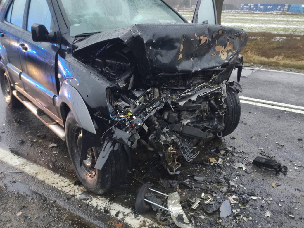 Śmiertelny wypadek pod Opocznem. 21-latek wyciągnięty przez świadków z płonącego auta