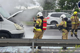 Groźny pożar dostawczaka w Jankach. Bardzo duże utrudnienia w ruchu