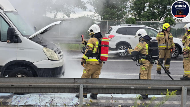 Groźny pożar dostawczaka w Jankach. Bardzo duże utrudnienia w ruchu