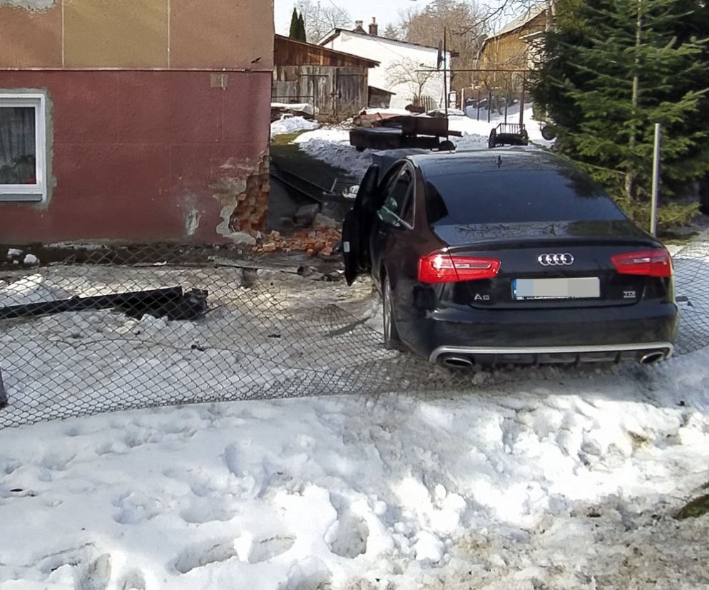 Pijany kierowca STARANOWAŁ DOM! Roztrzaskał audi o ścianę. SCENY GROZY w Bychawie
