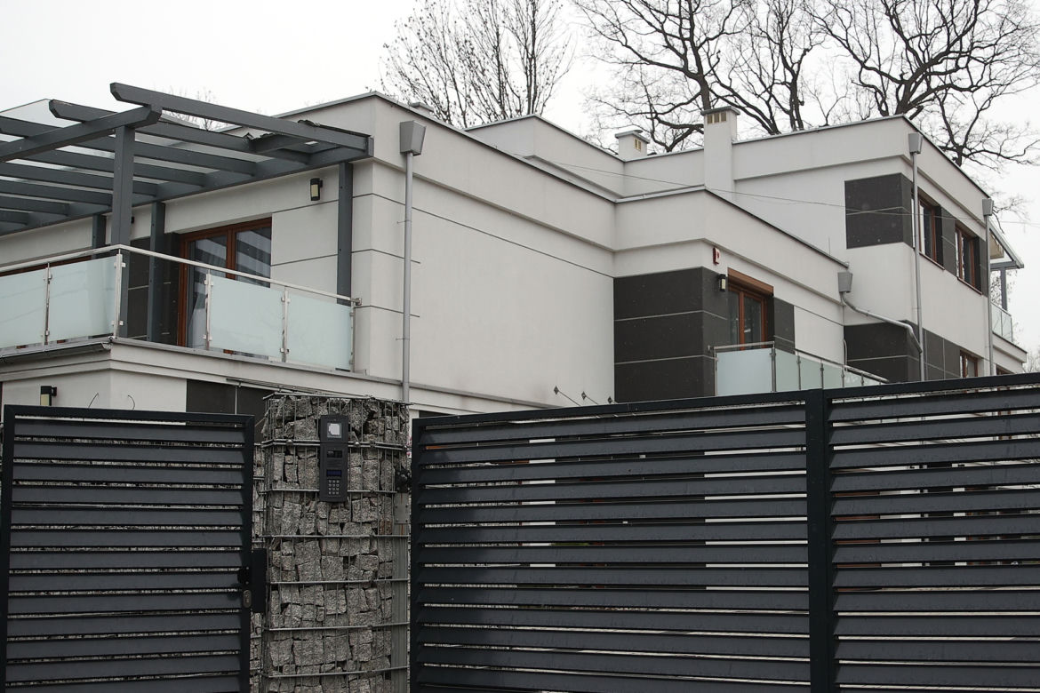 Elegancki chodnik przy luksusowym domu Andrzeja i Agaty Dudów 