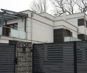 Elegancki chodnik przy luksusowym domu Andrzeja i Agaty Dudów 