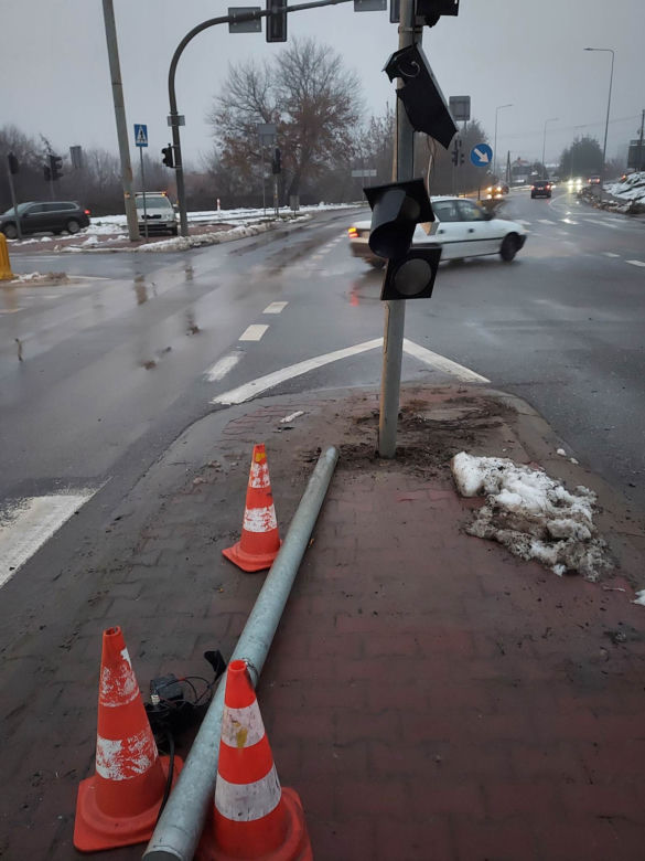 Na skrzyżowaniu ulic Radomskiej, Kieleckiej i Niepodległości zderzyły się dwie osobówki