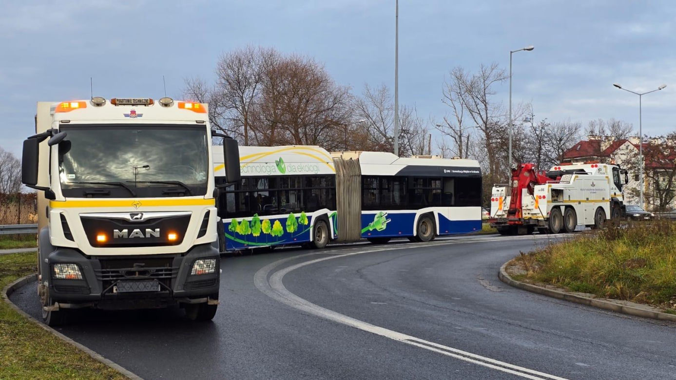 Groźny wypadek autobusu w Krakowie. Pojazd staranował ogrodzenie