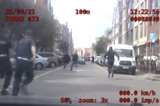 Gdańsk. Wbiegł pod radiowóz z butelką whisky! Komiczny pościg w centrum miasta [WIDEO] 