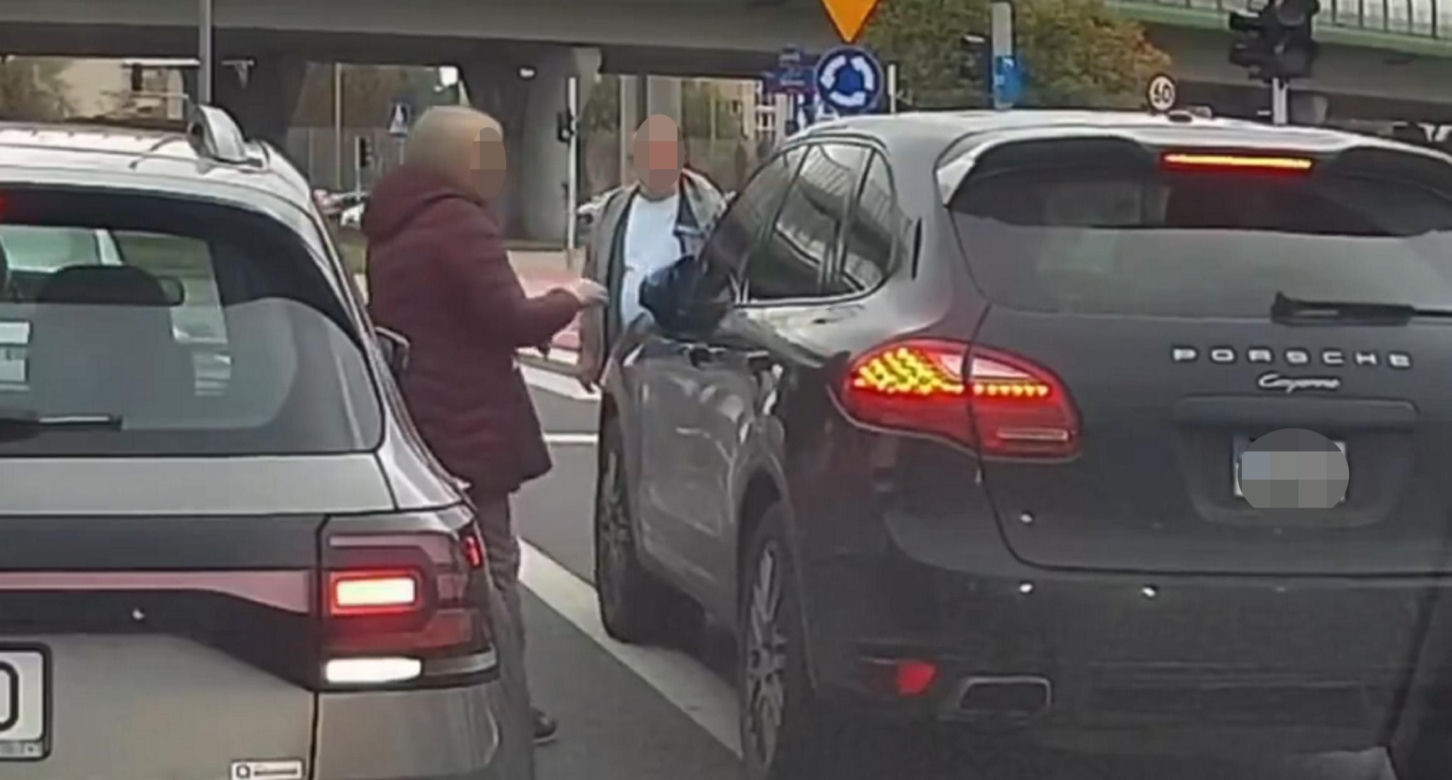 Kierowca Porsche zaatakował starszą kobietę. Chwilę potem uciekł spod świateł