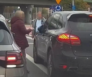 Kierowca Porsche zaatakował starszą kobietę. Chwilę potem uciekł spod świateł