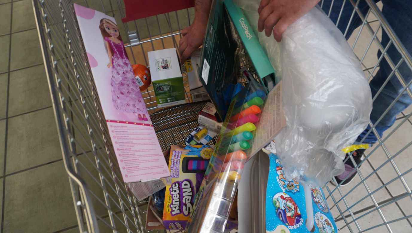 Tajemnicze wózki w Auchan w Olsztynie. Sprawdziliśmy, co było w środku. Zobacz zdjęcia!