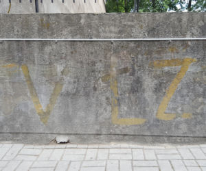 Napis „TV łże” na murze przy ul. Kopernika pochodzący z lat 80. ubiegłego wieku został zabezpieczony