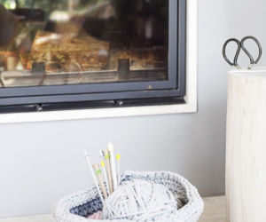 Salon z kuchnią w apartamencie w stylu skandynawskim