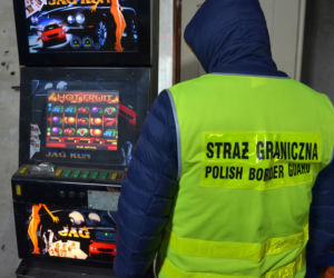 Efekt kontroli audi. W aucie były nielegalne papierosy, a w domu mężczyzny broń i automaty do gier hazardowych.