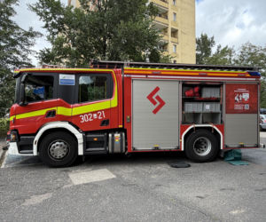 Samochod wpadł do zapadliska. Awaria wodociągowa na Bielanach