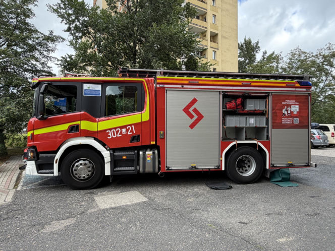 Samochod wpadł do zapadliska. Awaria wodociągowa na Bielanach