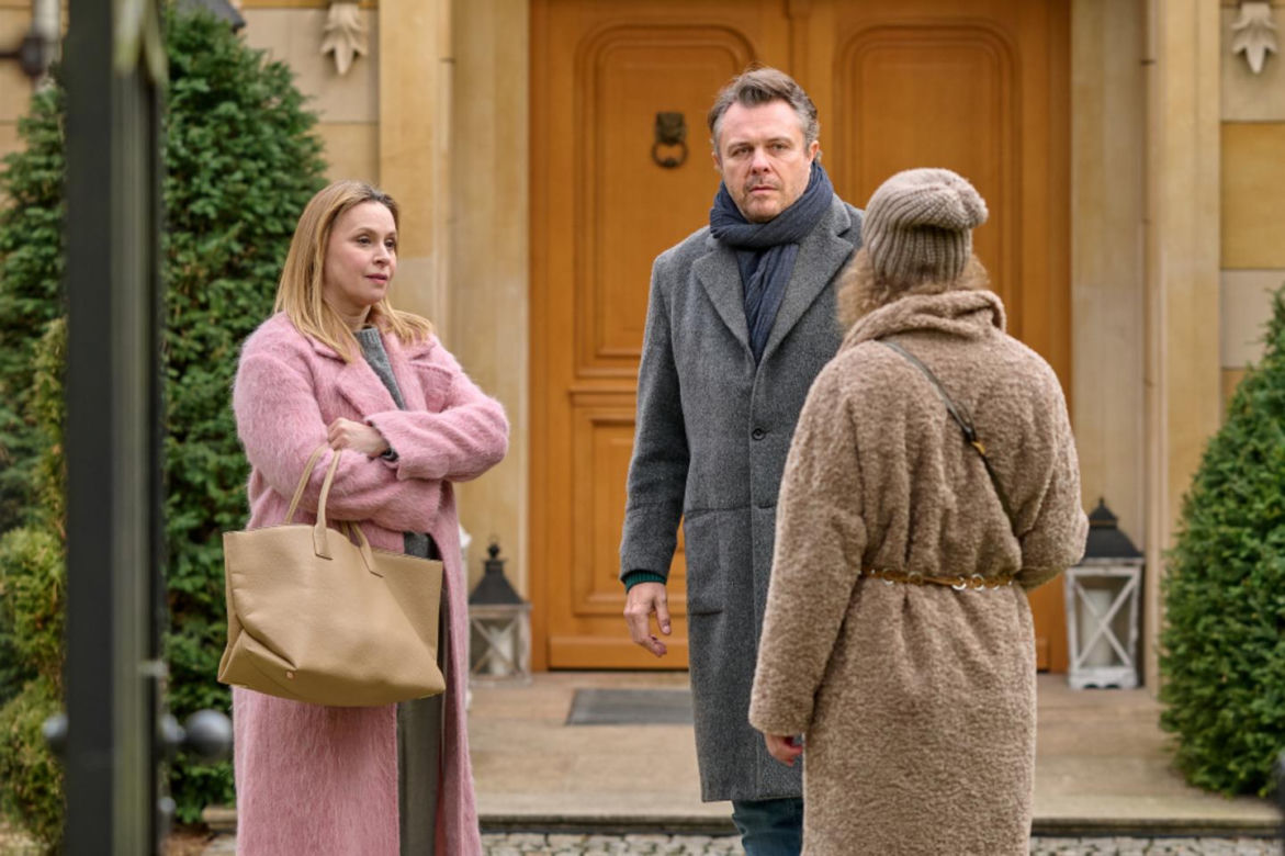 Na Wspólnej odc. 3991: Malwina (Martyna Dudek), Konrad (Marek Bukowski), Wysocka (Paulina Holtz) - żona Konrada