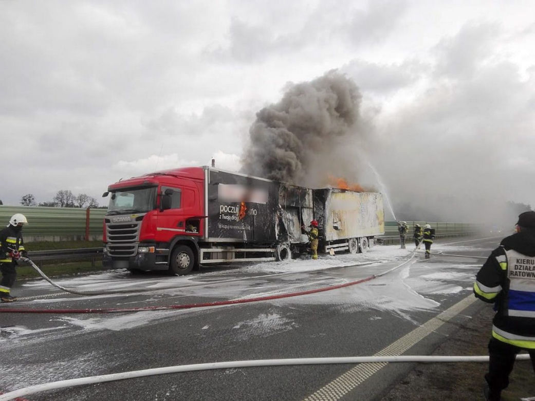 Pożar TIRa z naczepą z kosmetykami na autostradzie A4 