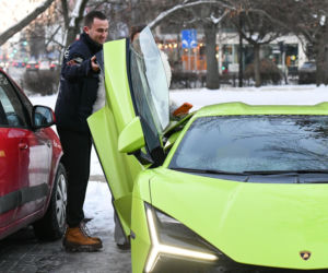 Klaudia Halejcio, mąż jej otworzył auto za całusa
