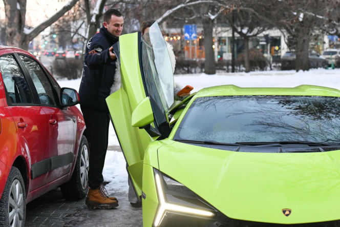 Klaudia Halejcio, mąż jej otworzył auto za całusa