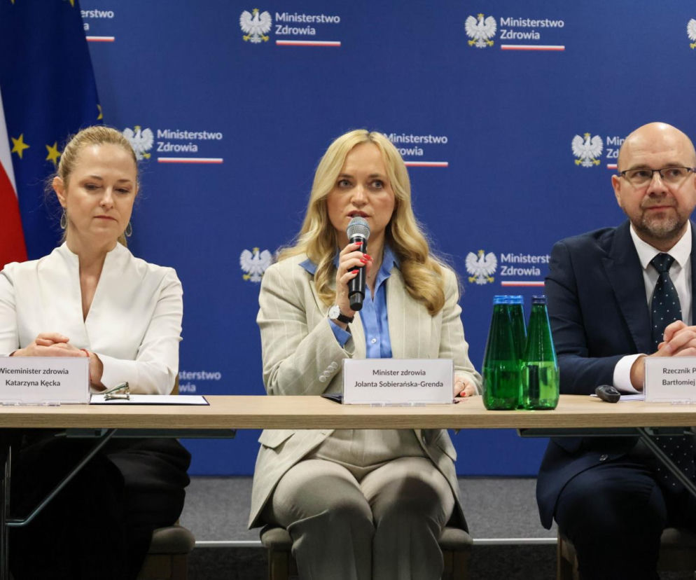 Wiceminister zdrowia Katarzyna Kęcka, minister zdrowia Jolanta Sobierańska-Grenda i Rzecznik Praw Pacjenta Bartłomiej Chmielowiec siedzą przy stole podczas konferencji, mówiąc o Lex Szarlatan. Więcej o tym ważnym temacie na Poradnik Zdrowie.