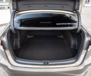 Toyota Corolla Sedan 1.8 Hybrid 122 KM e-CVT vs Hyundai Elantra Style 1.6 MPI 6MT
