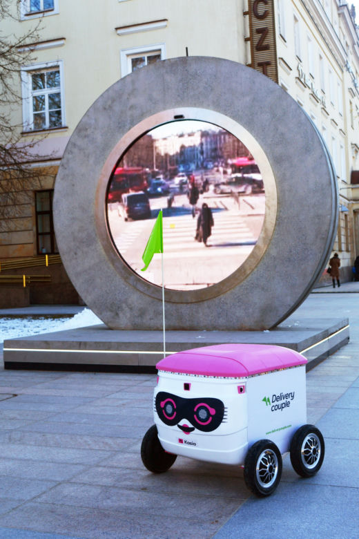  Warszawa miastem robotów. Parzą kawę, przynoszą paczki, dostarczają pizzę i śpiewają Sto lat