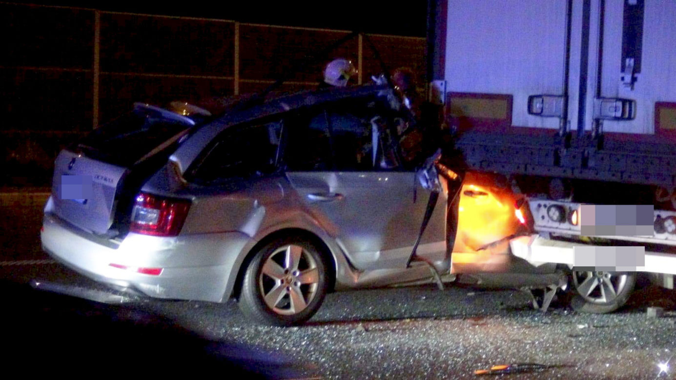 Wypadek na A2 pod Grodziskiem Mazowieckim. Skoda z rodziną z dziećmi wbiła się w tira