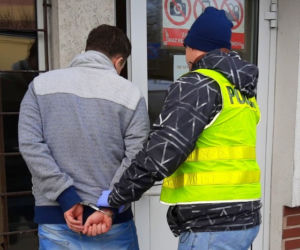 Groził sąsiadom podpaleniem bloku. Mężczyzna trafił w ręce policji 
