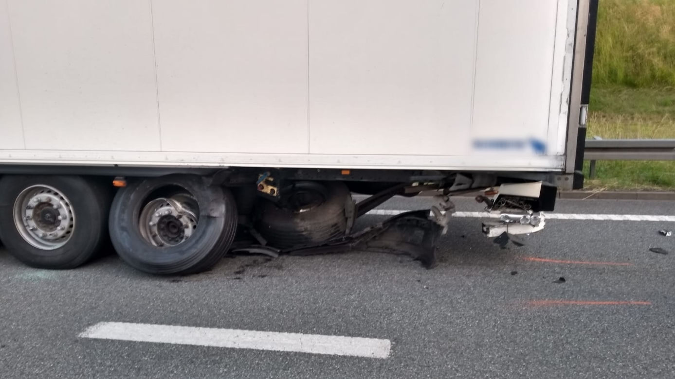 Dramatyczny wypadek na autostradzie A1. Kierowca Peugeota wjechał pod naczepę TIR-a. Nie miał żadnych szans [ZDJĘCIA]