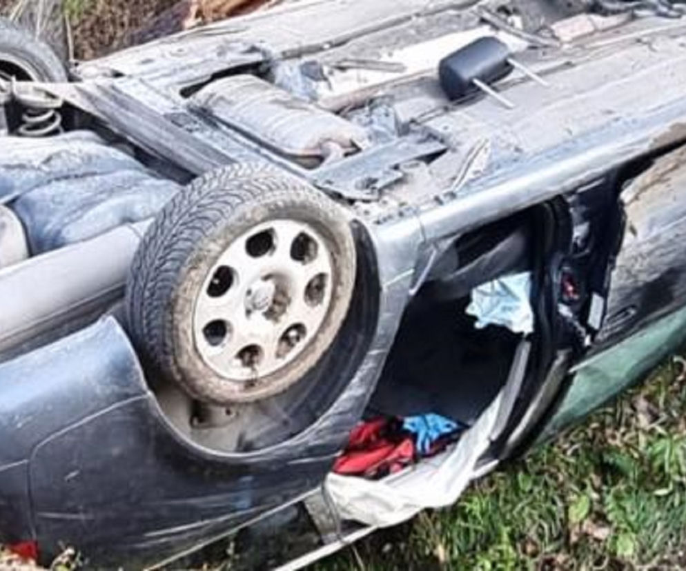 Koszmarne dachowanie w Łazach Biegonickich. Dwie osoby w szpitalu