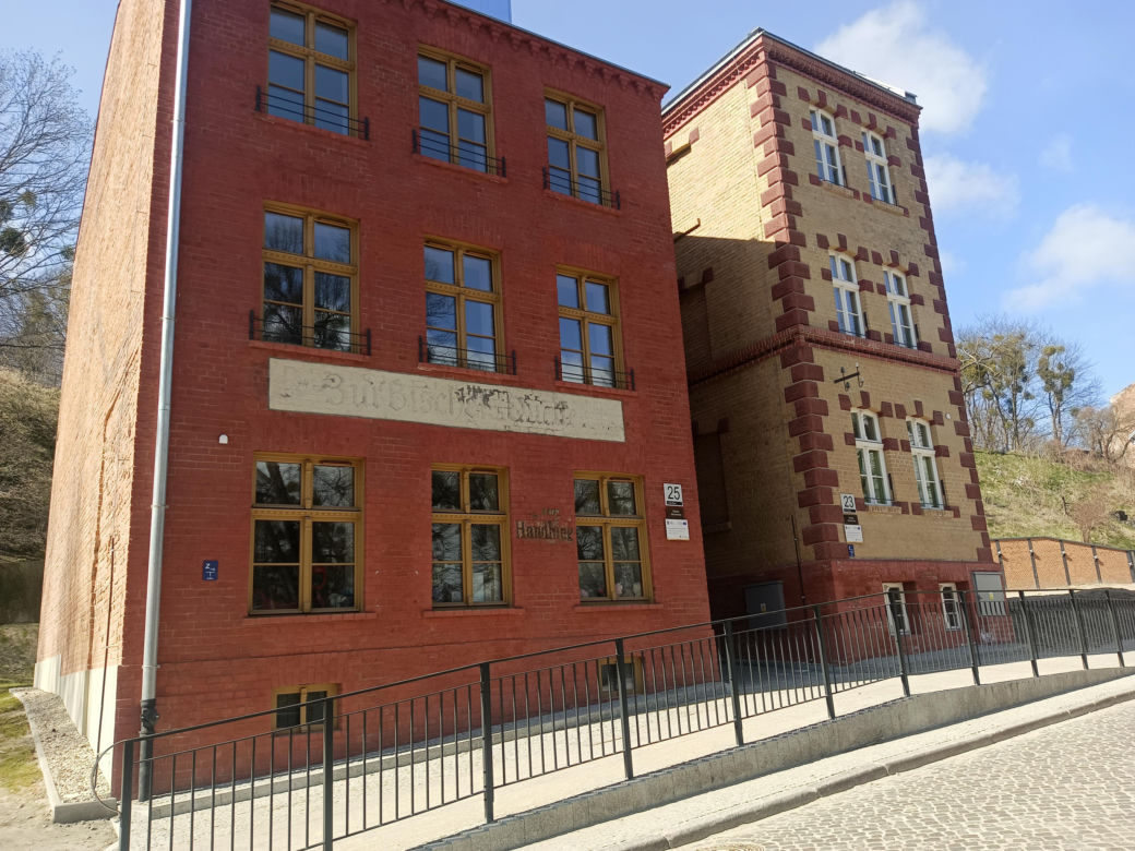 Tak zmieniła się Biskupia Górka. Zrewitalizowano kamienice. Zdjęcia przed i po 