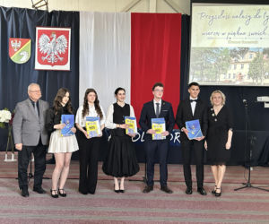 Czwartoklasiści po absolutorium. Wkrótce matury