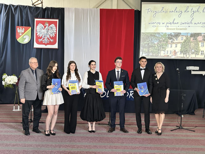 Czwartoklasiści po absolutorium. Wkrótce matury