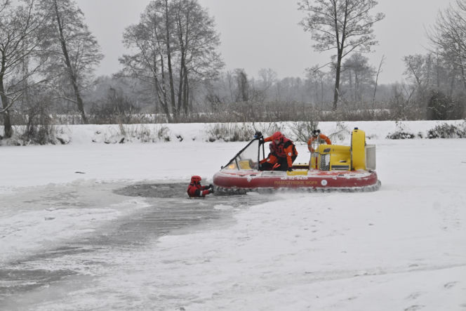 Gdy załamie się lód. Co robić, by uratować siebie lub kogoś, gdy wpadnie do wody?