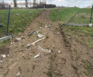 Ciężarówka staranowała plac zabaw i wjechała na podwórko! O krok od tragedii